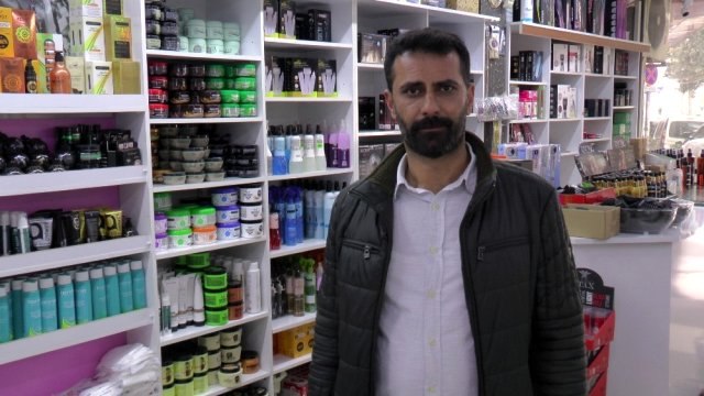 Kocaelili esnaf koronavirüs fırsatçılarına inat, şişesini getirene bedava kolonya dağıtıyor