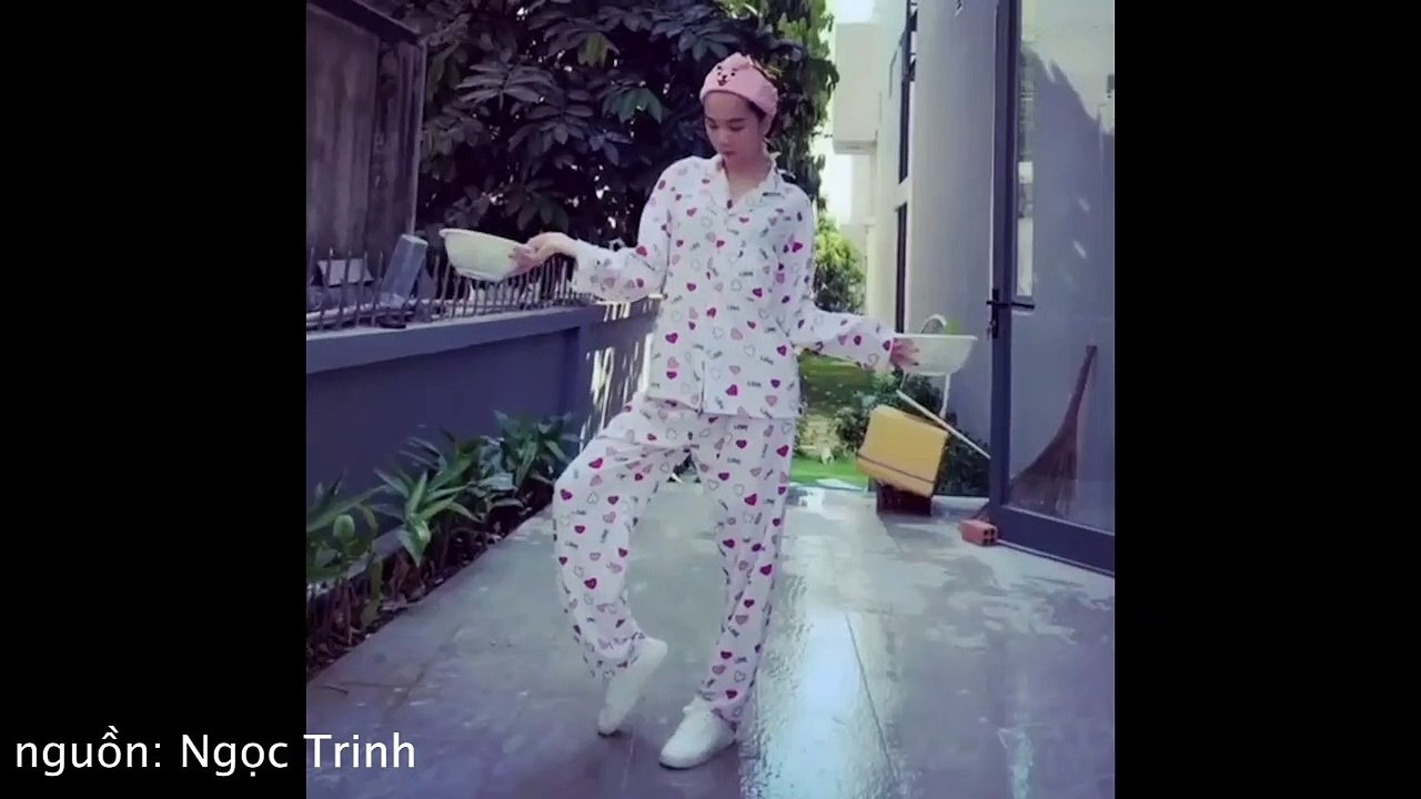 Ngọc Trinh vẩy rau