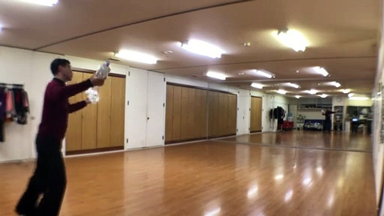 両手に計4リットル持ってクイックステップを踊ってみた