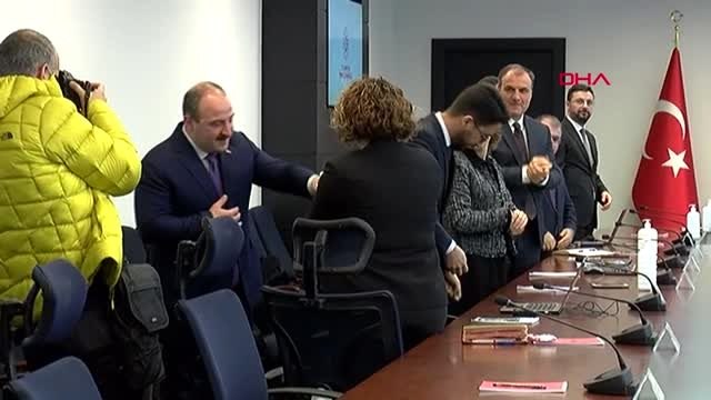 ANKARA Bakan Varank, toplantıya katılanların eline kolonya döktü