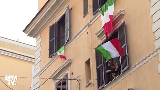 Coronavirus: des Italiens entonnent Volare depuis leurs balcons