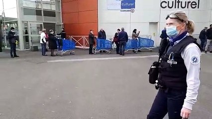 Centre Leclerc de Montbéliard,  mardi 10 h,le flux des clients est régulé