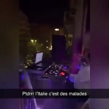 Les italiens font la fête même confinés chez eux