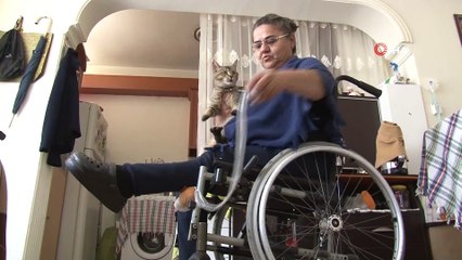 Dükkanı eve çevirip tek başına yaşayan engelli kadının azmi
