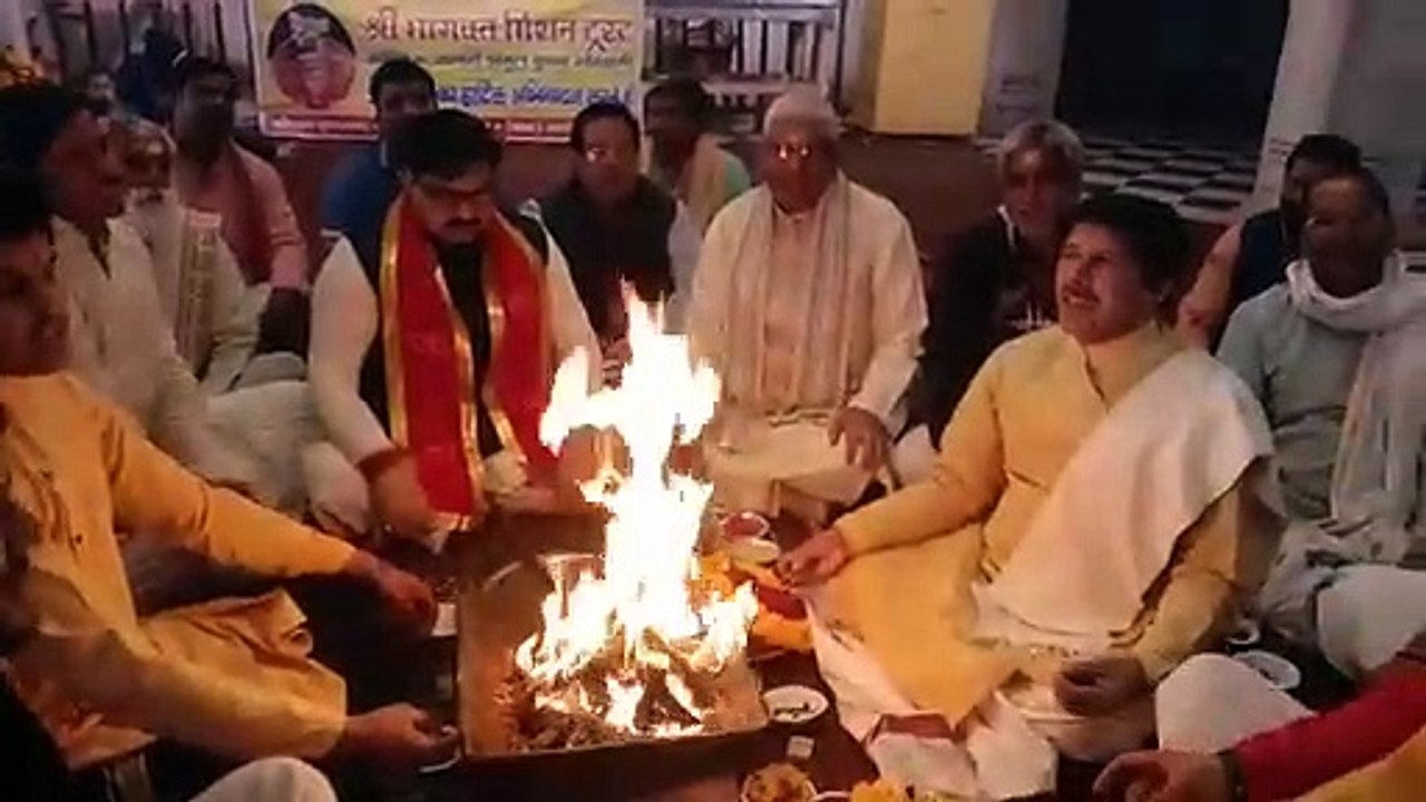 मथुराः कोरोना के विनाश के लिए भगवताचार्यो ने किया हवन यज्ञ, भगवान से की प्रार्थना