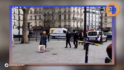 Une femme refusant les mesures de confinement hurle et tousse sur les policiers