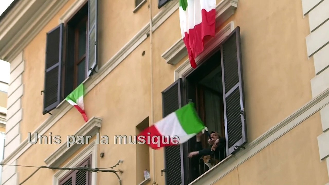 Coronavirus: les Italiens chantent "Volare" de Modugno de leurs balcons