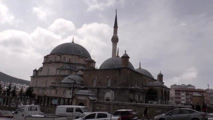 Camiye giden vatandaşlar namazı tek başına kıldı