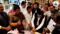 भोपाल में कांग्रेस विधायकों ने मौज-मस्ती की, बेंगलुरु में बागी विधायक गोयल ने साथियों को सुनाए गाने