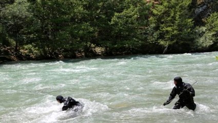 下载视频: Tunceli'de Jandarma Arama Kurtarma timinin botu devrildi: 1 asker kayıp