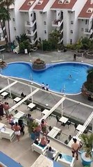 Dos policía detienen a una turista en el hotel Paradise Park de Los Cristianos