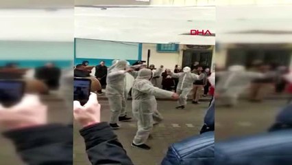 BURSA Gelin almada koronavirüs farkındalığı için medikal tulum ve maskeyle oynadılar