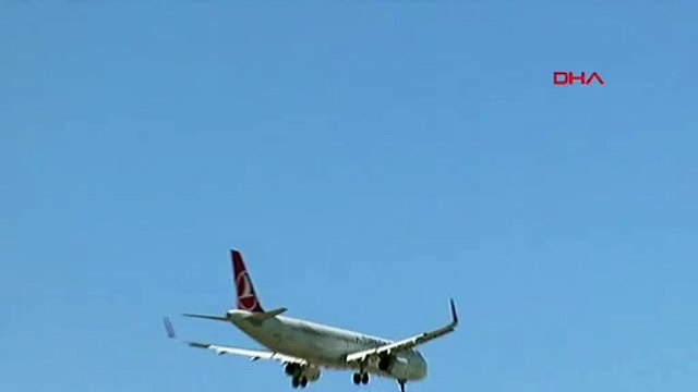 Avrupa'dan gelen Türkleri taşıyan ilk uçak indi
