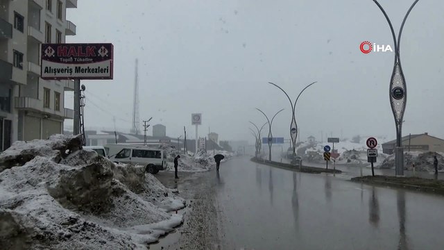 Yüksekova'da Etkili Olan Kar Yağışı İlçeyi Beyaza Bürüdü