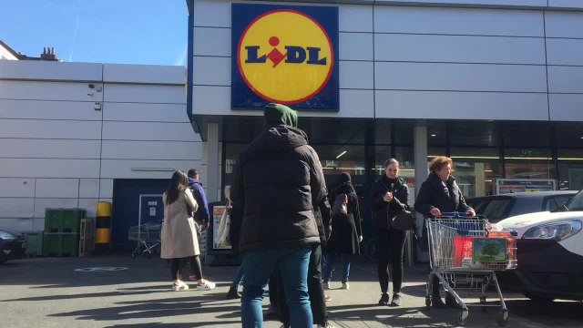 Ixelles - File au supermarché Lidl rue Gray (vidéo Germani)