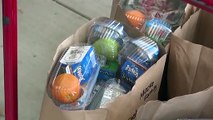 Des paquets repas pour les écoliers confinés chez eux aux États-Unis