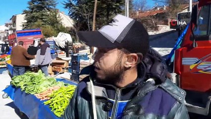 Emet zabıtası pazarcılara eldiven dağıttı, çeşitli yerlere dezenfekte kutuları koydu