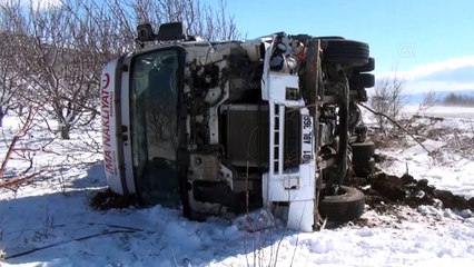 Tırla hafif ticari araç çarpıştı: 2 yaralı - BURDUR