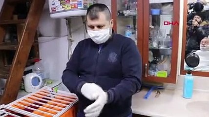 Berberlerden maske ve eldivenli virüs tedbiri