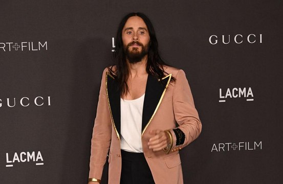 Jared Leto sai de isolamento no deserto e fica surpreso com pandemia de coronavírus