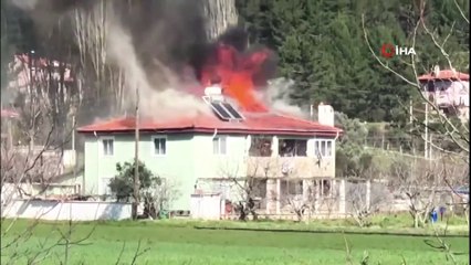 Ev alevlere teslim oldu