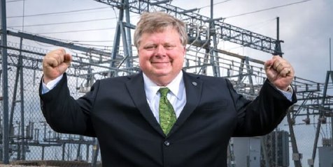 Dale Ross, alcalde de Georgetown, se va a cagar sin desconectar el micrófono y regala un concierto de viento a la corporación municipal