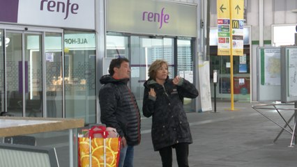 Pasajeros de AVE en València viajan antes de la suspensión de trenes