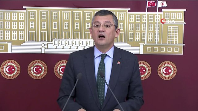 CHP Grup Başkanvekili Özgür Özel: “Emekli olanlar da bu kriz boyunca geri çağrılmalı. Uzun nöbetten sonra yorgun şekilde toplu taşımaya binmesi ya da kendi arabası yerine mesai gidiş gelişte dinleyicileri derhal tedbir al
