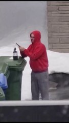 Un québécois sort dehors pour se faire des puffs aux couteaux sur un bac roulant a la vue de tous :)