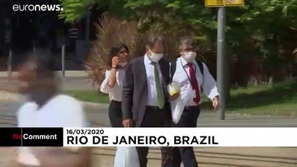 Covid-19 in Brasilien: Feuerwehr warnt Menschen am Strand