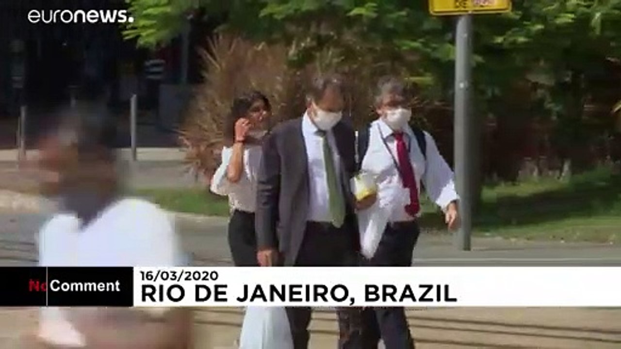 Covid-19 in Brasilien: Feuerwehr warnt Menschen am Strand