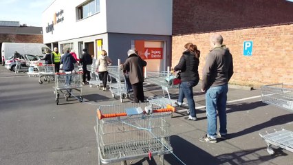 Mesures contre le Coronavirus dans les supermarchés: énorme file devant le Colruyt à Evere