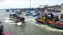 Trop de courant, ces bateaux lutent pour sortir du port !