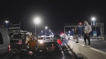 Miles de personas esperan un "corredor humanitario" en la frontera austro-húngara