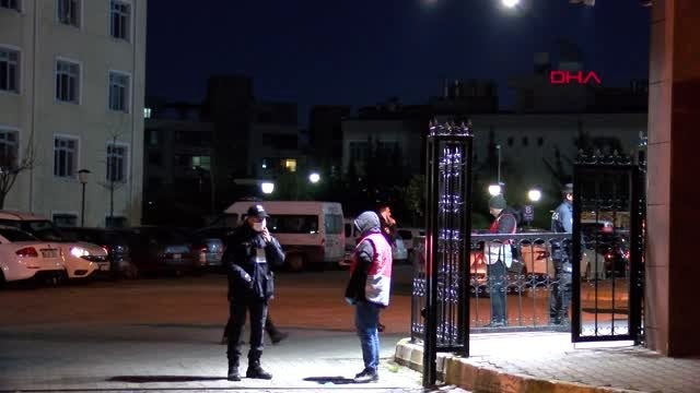 GÜNGÖREN'DEKİ KARANTİNA YURDUNA AVRUPA'DAN GELEN TÜRKLER GECE DE GETİRİLDİ