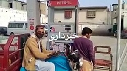 Charsadda: Mardan Road par Kami ke Elan ke Bawajod 113 Rate Chal Raha hay.