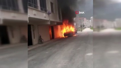 Park halindeki otomobil alev topuna döndü