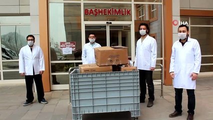 - Manisa'da eczacılardan sağlıkçılara maske bağışı