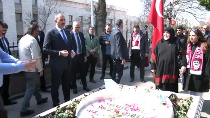 Bakan Gül, Merhum Muhsin Yazıcıoğlu'nu Kabri Başında Andı