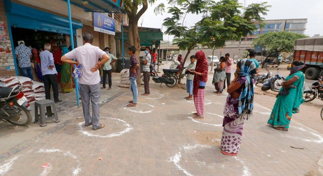 Covid 19: People Follow Social Distancing To buy groceries
