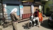 शामली पुलिस ने बाजारों में बिना वजह बाइकों पर घूमने वालों के चालान काटे