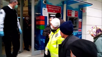 Polisten yaşlılara yardım eli