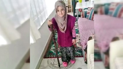 Anaokulu öğrencileri dede ve nine kostümleriyle büyüklerine evde kal mesajı verdi