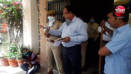 VIDEO : एसडीएम ने कांग्रेस पार्षदों को जोड़े हाथ, बोले : मैं सबको पास जारी नहीं कर सकता