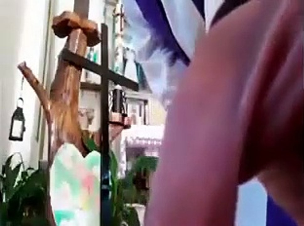 Un prêtre Italien diffuse une messe en direct sur Facebook mais oublie de désactiver les filtres.