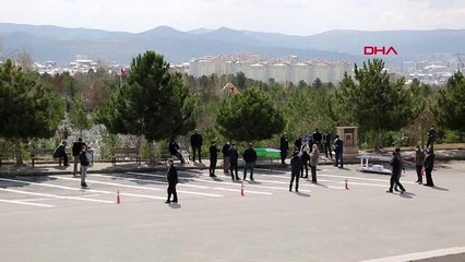 Sivas'ta cenaze namazları mezarlıkta kılınıyor