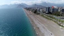 Dünyaca ünlü Konyaaltı sahilindeki yoğunluğa polisten 'Korona' uyarısı