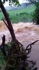 Açude transborda em Cachoeira dos Índios e preocupa moradores