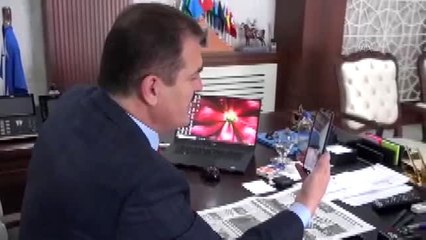 Hakkari Valisi Akbıyık evlerinden çıkamayan yaşlılarla görüntülü telefon görüşmesi yaptı