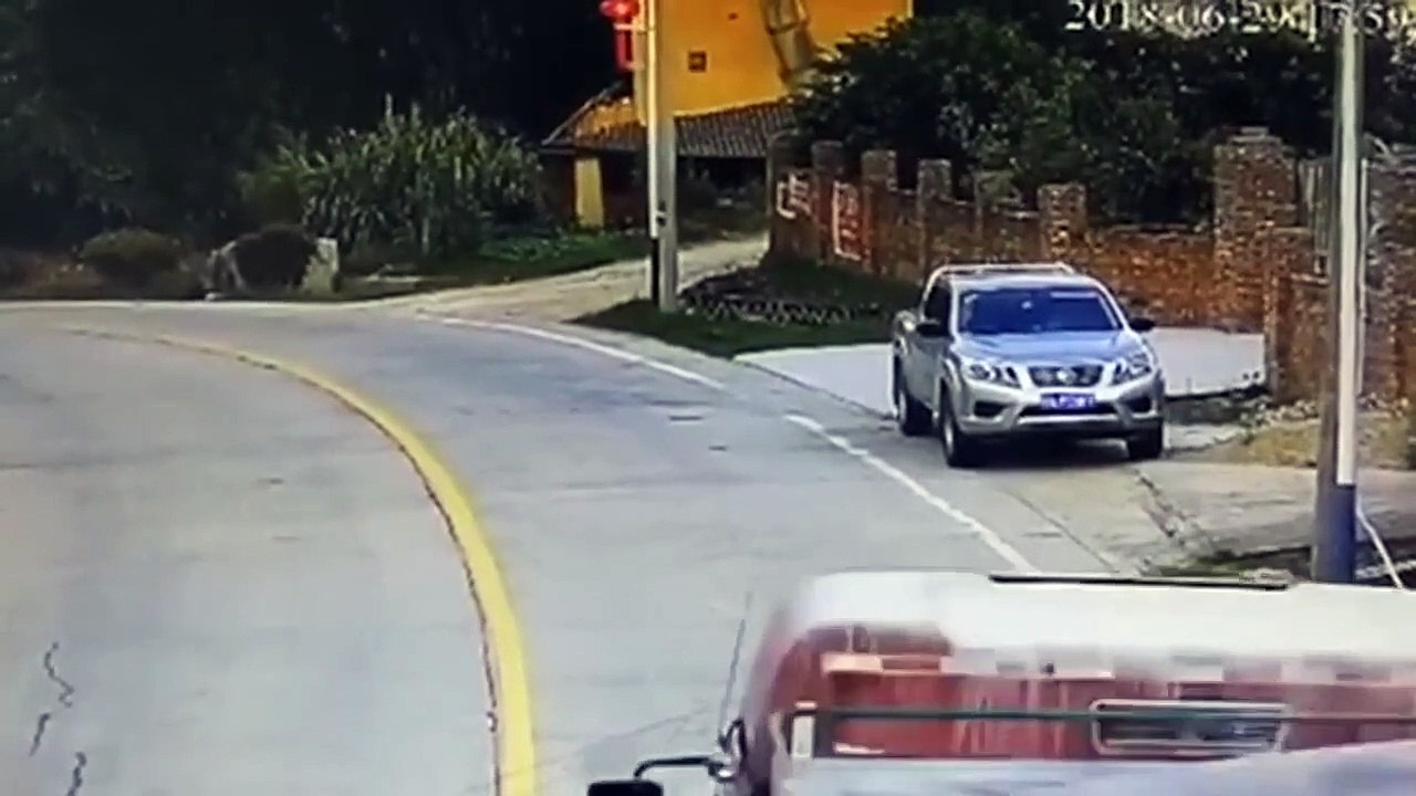 Dois pneus saem de camião em andamento e destroem carro